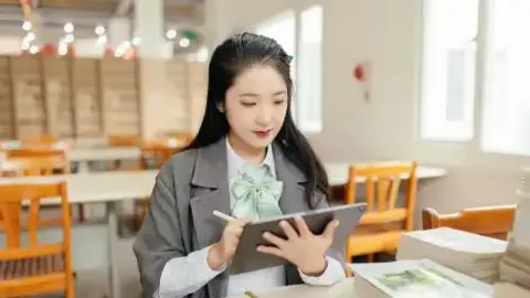 沈阳马拉松男子冠军颁奖时跌倒