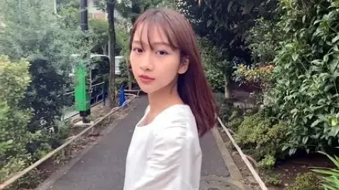 游客投喂胡萝卜